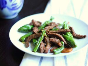 Stir-fried beef with green peppers