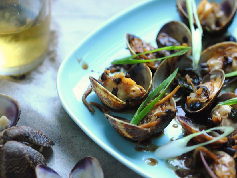 With a unique aroma and a complex salty, bitter, and sweet taste, fermented black soybeans add a nice punch to the sweet and delicate manila clams.