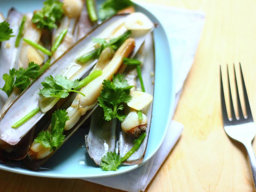 Inspired by dishes from Northern Chinese, this dish uses bao stir-frying technique, which requires higher heat, hotter oil, and quicker stirring and tossing than regular stir-frying, to keep the clams tender and juicy.