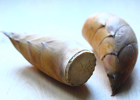 Winter bamboo shoots are tender young shoots grown underground, with a refreshing aroma, subtle sweetness, and crisp texture.