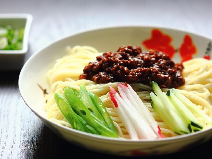 One of the dishes many Beijing locals swear by is “Zha Jiang Noodles (炸酱面)”. What sets it apart from other noodle dishes is the sauce, zha jiang, meaning “fried sauce”.
