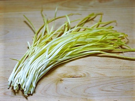Called jiu huang (韭黄) in Mandarin, yellow chives are a delicacy in Chinese and other Asian cuisines.