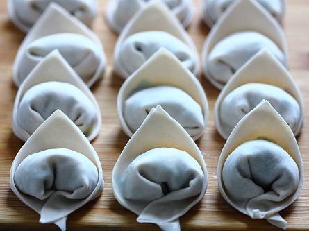 Wontons, with a shape that resembles someone with “folded arms”, or chao shou (抄手) in Mandarin.