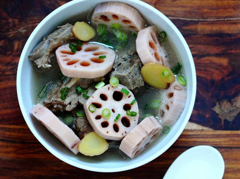 When you simmer lotus roots and pork bones together, you get a tasty and nourishing soup where the subtle flavor of lotus roots shines through.