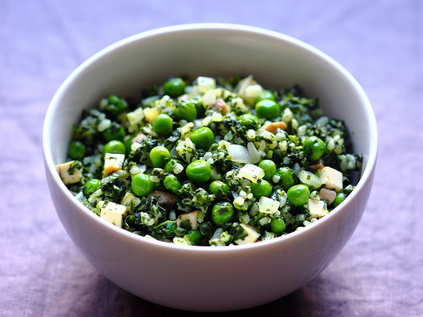 Spinach, peas, pressed tofu, and mushroom make an exciting and satisfying vegetarian fried rice. The spinach leaves give the rice an intriguing green hue, hence the name “Emerald fried rice.”