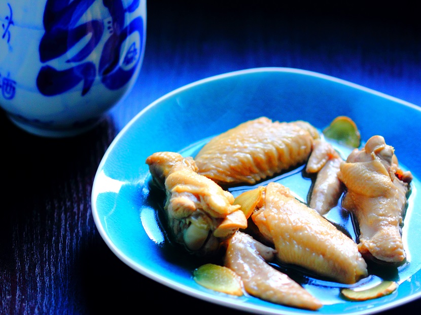 Aged Shaoxing wine makes the chicken wings instensly aromtic and irresistible.