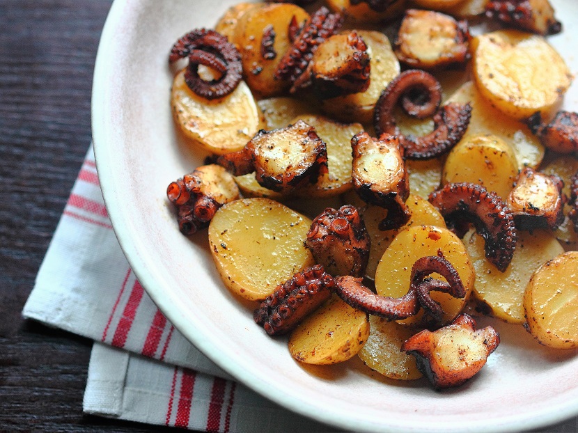 In this Chinese rendition of Galician octopus with potatoes, Chinese five-spice powder is used instead of paprika, providing a complex sweet-savory aroma to the boiled octopus and potato.
