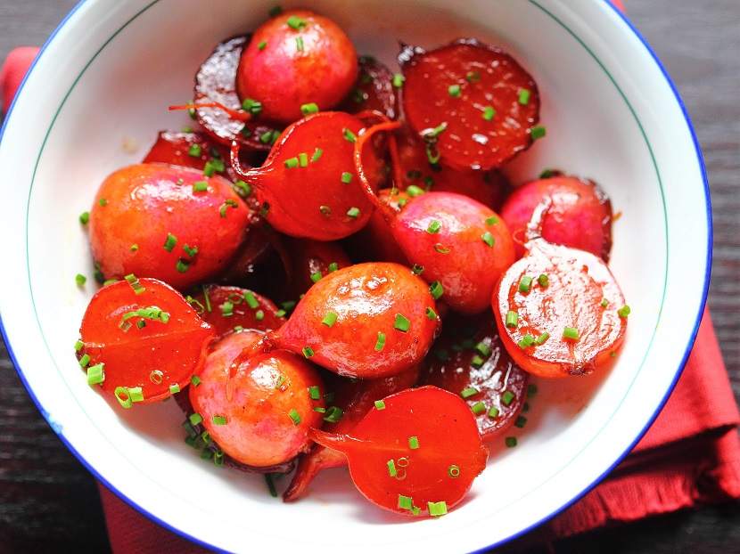 Braising vegetables with soy sauce, sugar, and Shaoxing wine is frequently used in the cooking of Ningbo (宁波). Cooking radishes this way tames their peppery taste and turns their texture from crunchy into tender and juicy.