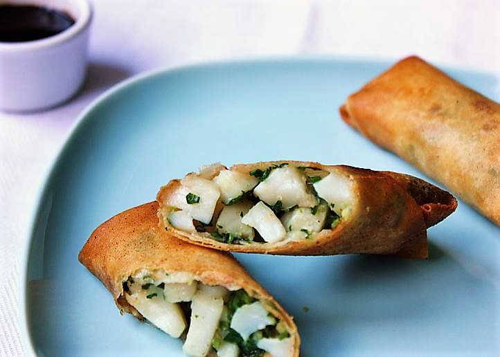 These elegant, tasty spring rolls with scallops and cilantro are guaranteed clowd-pleasers at a dinner party.