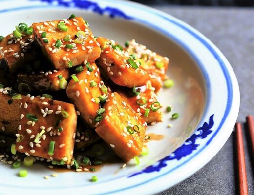 Crispy tofu with balanced sweet, sour, and salty tastes—a result of blending Zhenjiang vinegar, sugar, soy sauce, and Shaoxing wine.