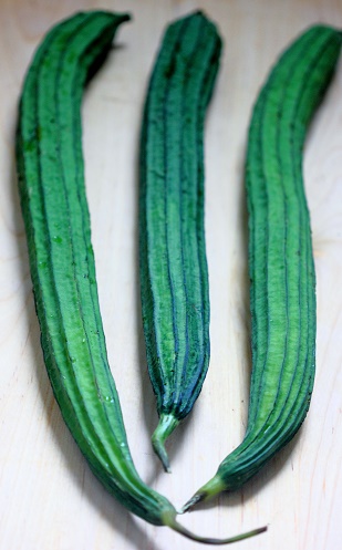 Loofah, called Si Gua (丝瓜) in Mandarin, is often stir-fried, steamed, or added to soups.