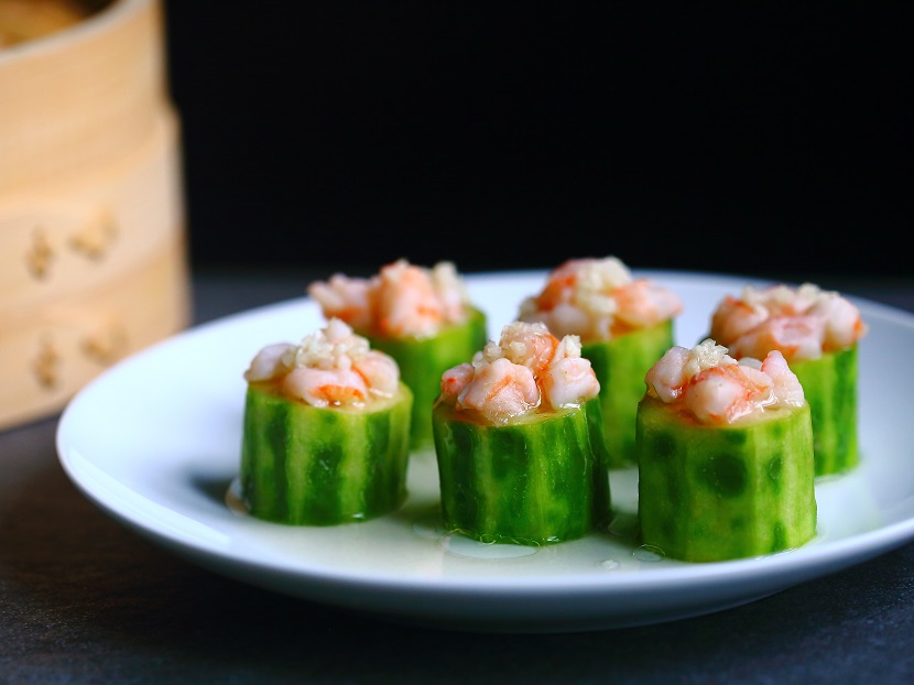 Peeled loofah is cut into rounds, top with diced shrimp, steamed for a few minutes, and then drizzled with garlic oil on top—a simple yet elegant dish perfect for any occasion.