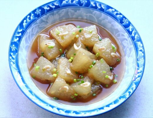 This dish, braised winter melon with dried tiny shrimp, is a beloved family-style dish in Shanghai and its surrounding region.