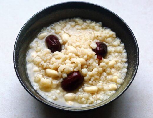This sorghum porridge with jujubes and peanuts make a comforting breakfast or snack in cold weather