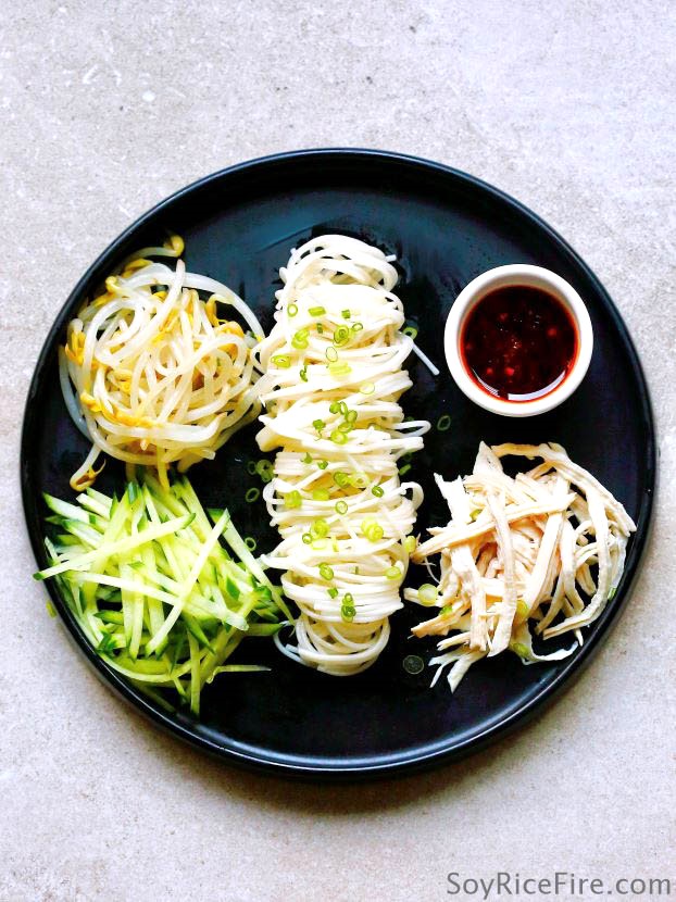 Cold noodles with shredded chicken (鸡丝凉面) are a favorite in many Chinese households.