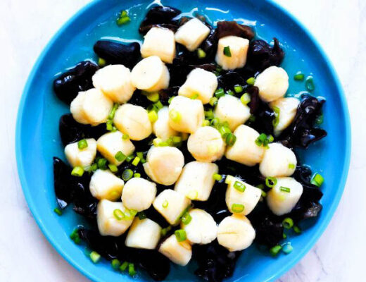 The juicy, tender scallops pair wonderfully with the crunchy wood ear mushrooms. The nice contrast in texture, as well as in color, creates an elegant summer dish that requires minimal effort.