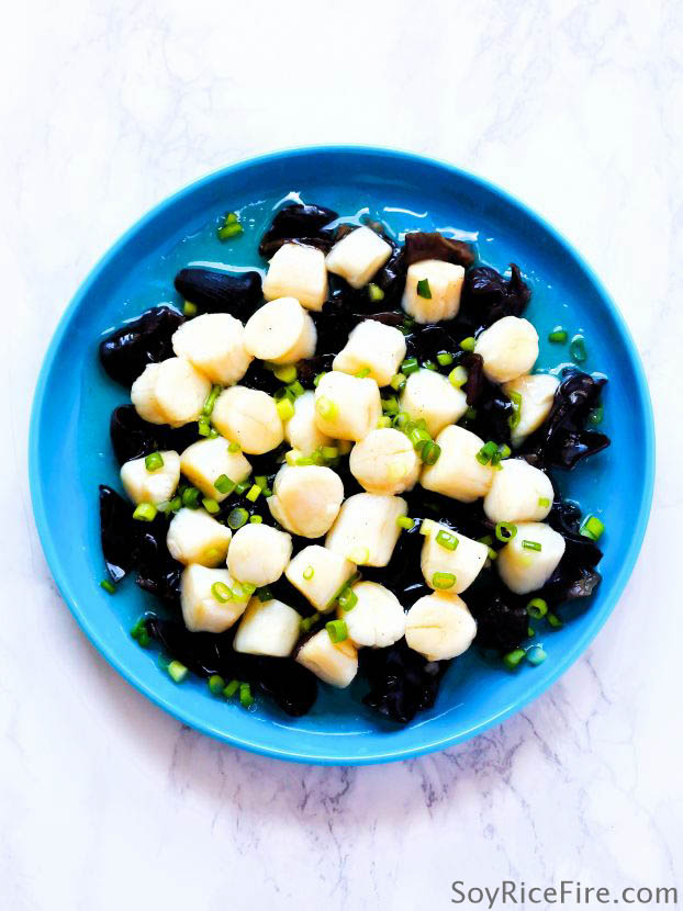 The juicy, tender scallops pair wonderfully with the crunchy wood ear mushrooms. The nice contrast in texture, as well as in color, creates an elegant summer dish that requires minimal effort.