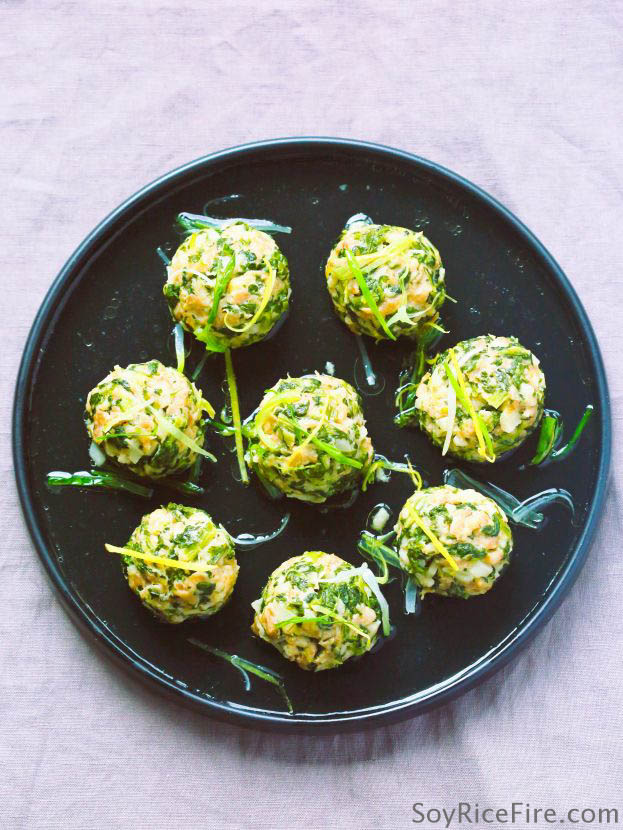 When diced water chestnuts are added to minced meat, their crunchiness makes the otherwise soft and tender meatballs more exciting.