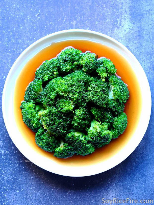 I love the Cantonese way of using oyster sauce to season blanched vegetables, creating a simple yet delicious dish with minimum effort.